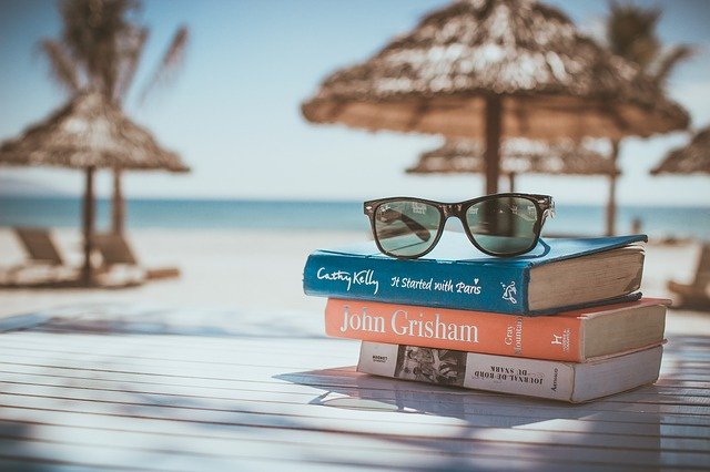 livres posés sur une table sur la plage